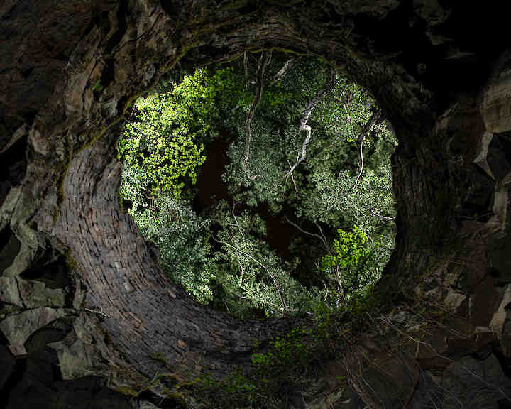 Durch uralte Schächte geht es hinab in das Innere des Lavastromes © Marc Hillesheim, Olaf Kaul