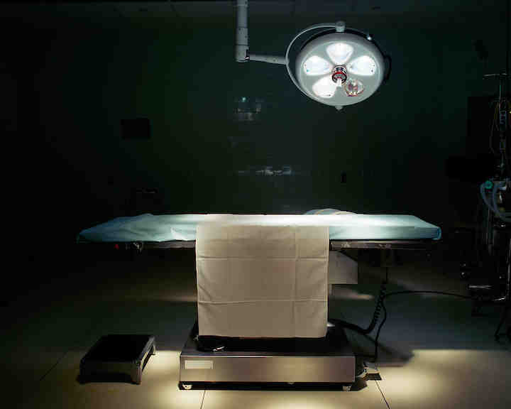 Lucinda Devlin: Operating Room #8, Forrest General Hospital, Hattiesburg, Mississippi, 1998, aus der Serie „Corporal Arenas” © Lucinda Devlin, Courtesy Galerie m, Bochum