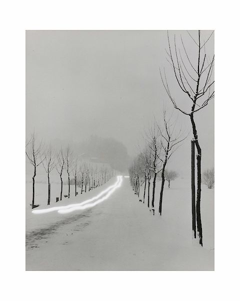 Abendliche Strasse, 1956, Vintage ferrotyped gelatin silver print on Leonar paper, 30,6 x 24,1 cm - © Peter Keetman - 