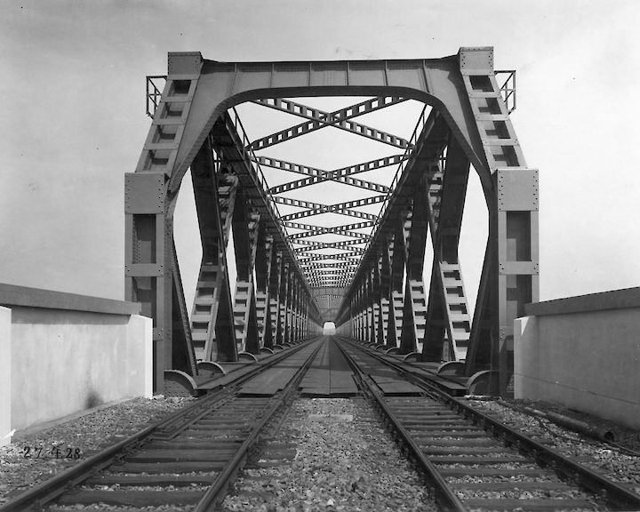 Motiv aus dem RWWA / Eisenbahnbrücke über den Rhein bei Wesel (1928) (Bestand Abt. 130 Gutehoffnungshütte Aktienverein, Oberhausen) © Rheinisch-Westfälische Wirtschaftsarchiv