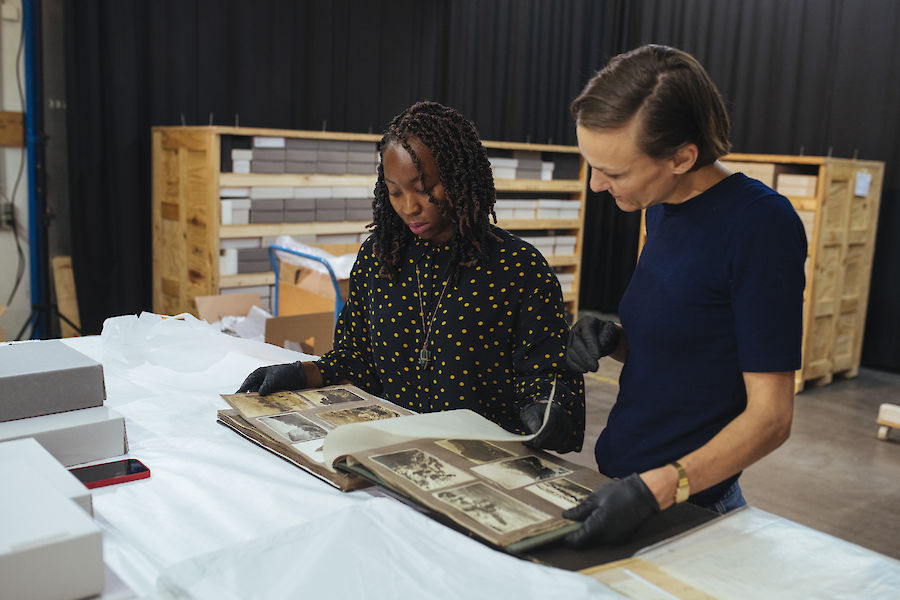 Lebohang Kganye zu Besuch im Archiv des Rautenstrauch-Joest-Museums, 2022 - © buerofuerkunstdokumentation - 