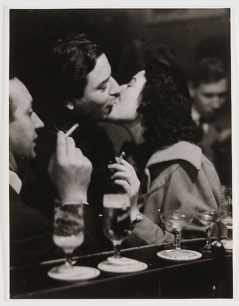 Chargesheimer, At the bar. Kissing couple, 1957 - © Museum Ludwig, Cologne, Reproduction: Rheinisches Bildarchiv - 
