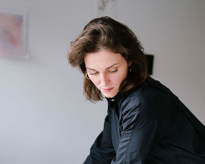Portrait of Olga Holzschuh in her studio.