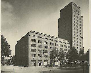 Hansahochhaus, Hugo Schmölz , Silbergelatine 16cmx16cm , 1925 Hochhaus, 1925, Sibergelatine © Hugo Schmölz