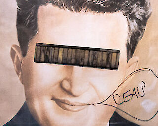 Der frühere rumänische Diktator Ceausescu ist im Portrait zu sehen. Seine Augen sind mit einem Balken, in dem ein Gitter zu sehen ist, verdeckt.  © Hanna Tomin