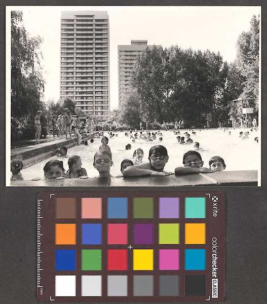 Brigitte Stachowski, Köln-Riehl: Freibad Riehl, 1977 (Bestand Kölnische Rundschau) © Irene und Sigurd Greven Stiftung