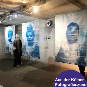 Aus der #KölnerFotografieszene

Diesen Freitag eröffnet die Ausstellung “Dies ist kein Baum” von Andreas Gefeller in der @rehbeingalerie

▶  Eröffnung: 01. September 18 - 21 Uhr
▶  Thomas Rehbein Galerie, Aachener Str.5
▶  Laufzeit: 01. September – 14. Oktober 2023

Ein Parkplatz aus scheinbarer Vogelperspektive, mit Wiesen und Bäumen. Die Bäume biegen sich im Verlauf des Bildes. Nach näherem Hinsehen wird deutlich, dass das Motiv nicht das ist, wonach es vorerst aussieht. Dies ist kein Baum. Ceci n’est pas un arbre. 

Wolken, Staub, Tropfen, Blitze, Flammen – gewohnte Motive, ungewohnte Perspektiven. Welche nehmen wir ein? Wo stehen wir als BetrachteriInnen und woran können sich unsere Augen festhalten?  Die Fotografien von Andreas Gefeller werfen die Frage auf, ob wir unseren eigenen Augen trauen sollten. Sie zeigen uns, wo die Grenzen unserer Wahrnehmung liegen und lassen die Schwelle zwischen echter #Perspektive und künstlerischer und technisch generierter Wahrheit verschwimmen. Die Arbeiten öffnen uns für die multiplen Wirklichkeiten eines altbekannten sowie gleichermaßen neuen Terrains.

EN in the comments 

📸 Andreas Gefälle, Text: Elisa Mosch @elisalotta

 #internationalephotoszeneköln #wedoarephotography #photoszeneköln  #fotografieköln #AndreasGefeller #ThomasRehbeinGalerie #DiesistkeinBaum