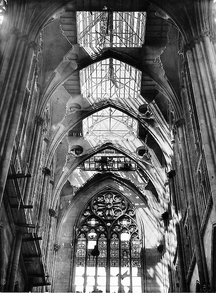 Blick in die kriegszerstörten Gewölben des nördlichen Domquerhauses, 1943 - © Hohe Domkirche Köln, Dombauhütte - 