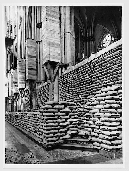 War protection measures for the choir stalls, the choir screen paintings and the choir pillar figures of Cologne Cathedral, August Kreyenkamp , 1940 - © Hohe Domkirche Köln, Dombauhütte - 