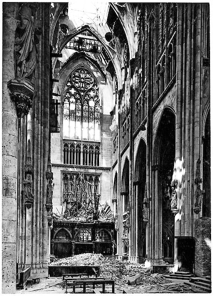 View of the badly damaged north transept of Cologne Cathedral, 1943 - © Hohe Domkirche Köln, Dombauhütte - 