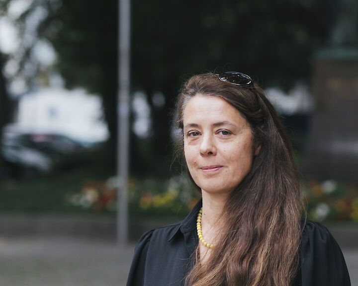 Portrait von Marta Bogdańska. Sie hat langes, braunes Haar und trägt einen dunklen Overall.  © buerofuerkunstdokumentation