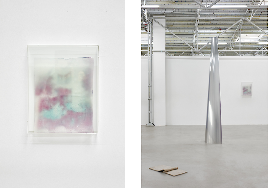 Installationsansicht einer Arbeit von Olga Holzschuh. Ein großer Raum mit einigen Arbeiten darin, unter anderem ein Bild auf Glycerin.
