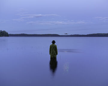 Elina Brotherus, Beuys with Drone, Walking Beuys, 2023, Pigment print on Museo Silver Rag paper, auf Aluminium montiert, gerahmt, 70 x 93 cm, Ed. 6 Beuys with Drone, Walking Beuys, 2023 © Elina Brotherus