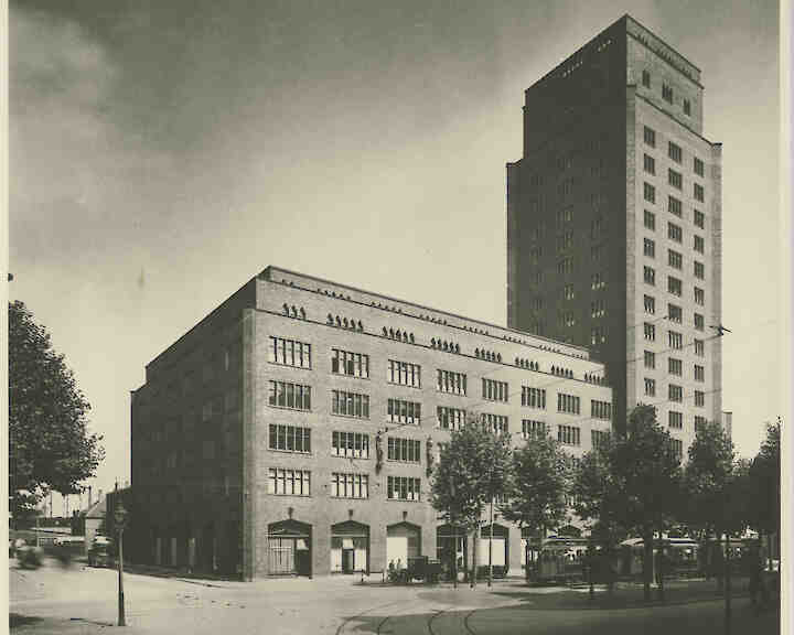 Hansahochhaus, Hugo Schmölz , Silbergelatine 16cmx16cm , 1925 "Hochhaus", 1925, Sibergelatine © Hugo Schmölz