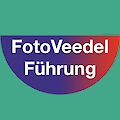 Auf grünem Hintergrund steht FotoVeedelFührung in einem bunten Halbkreis