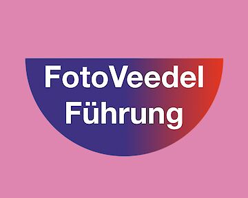 Auf rosanem Hintergrund steht FotoVeedelFührung in einem bunten Halbkreis