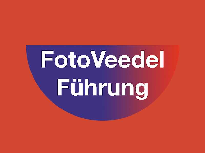 Auf rotem Hintergrund steht FotoVeedelFührung in einem bunten Halbkreis
