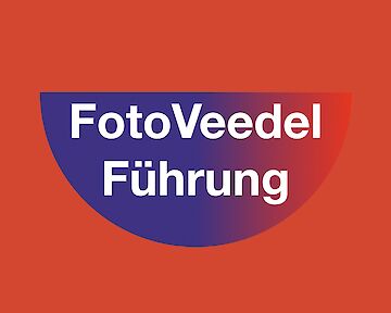 Auf rotem Hintergrund steht FotoVeedelFührung in einem bunten Halbkreis