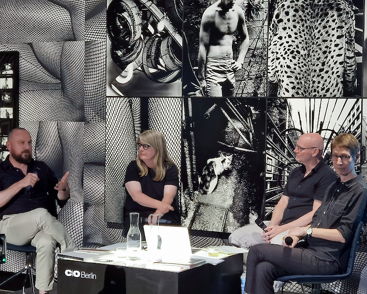 4 people are sitting in a museum. There are photo books on the table in front of them and they are speaking into a microphone. Fotobuch-Quartett zu Gast bei C/O Berlin, 2023