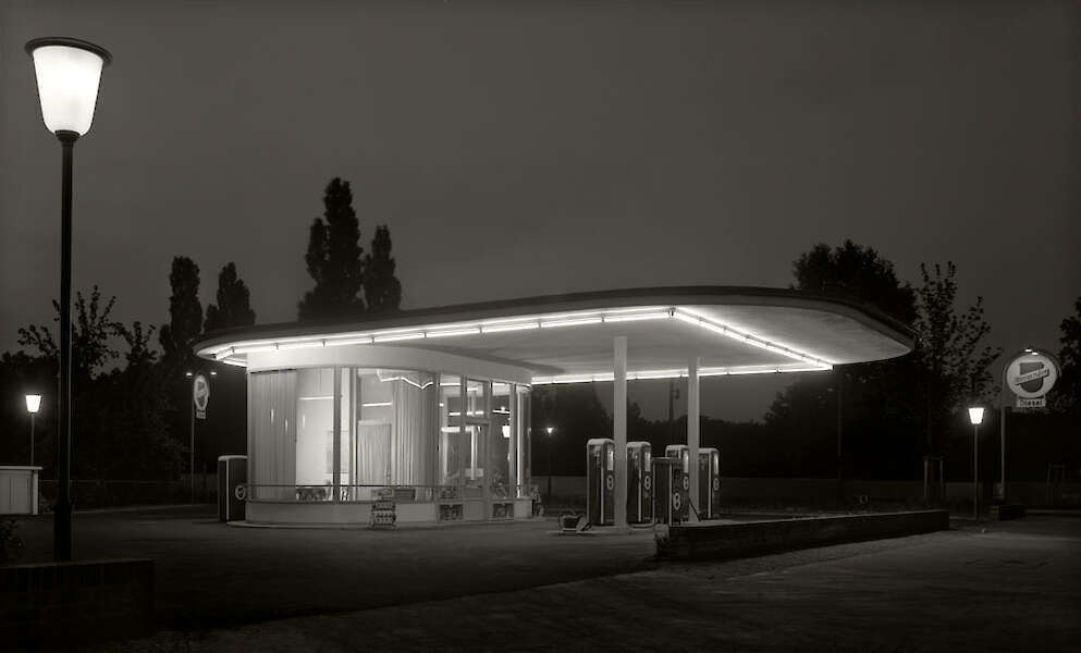 Karl Hugo Schmölz, Tankstelle Ecke Oskar Jägerstraße bei Nacht, Juni 1952