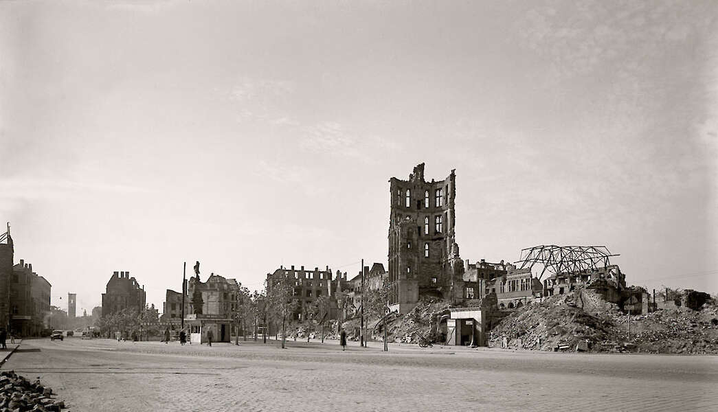 Karl Hugo Schmölz, Alter Markt mit zerstörtem Rathaus und Historischem Archiv, 1955