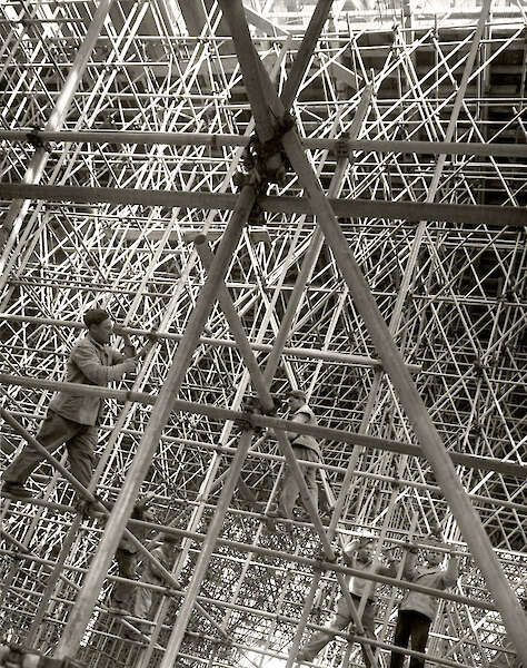 Karl Hugo Schmölz, Stahlrohrgerüst mit Personen, Gürzenich Köln, April 1950
