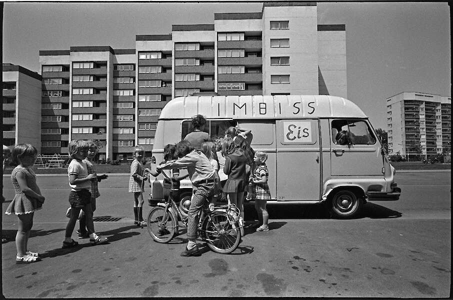 Christel Fomm, Köln-Bocklemünd/Mengenich: Eiswagen mit Kindern, um 1972