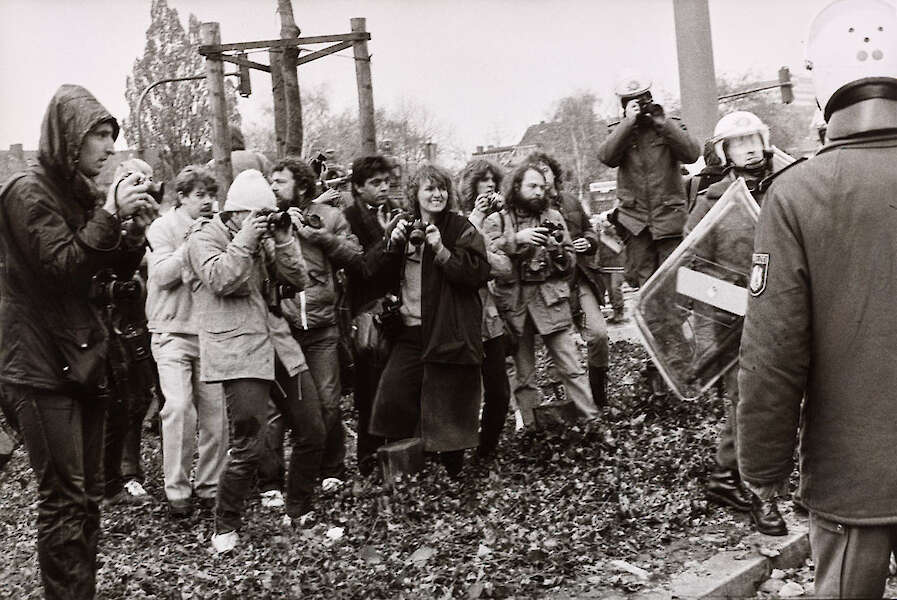 Fotograf:in unbekannt, Angela Neuke bei einer Demonstration, 1970er Jahre