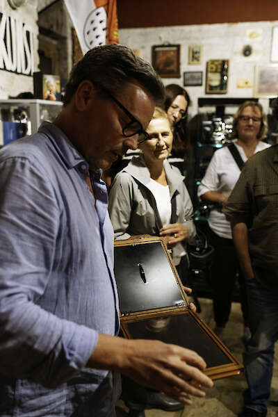 Guided tour at the former Schmölz photo studio with Maurice Cox